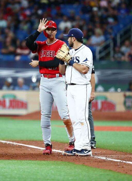 サイクルヒットを達成した瞬間の一塁ベース上での大谷翔平（写真：USA TODAY Sports/ロイター/アフロ）