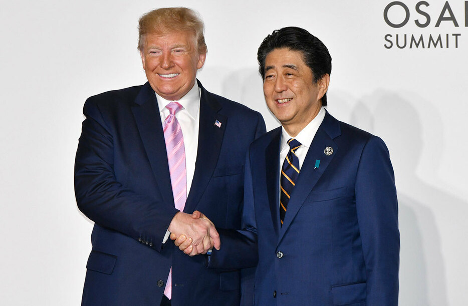 サミットに先立ち日米首脳会談に臨むトランプ大統領（左）と安倍首相=28日午前8時30分ごろ（写真：外務省提供）
