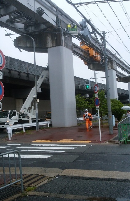 ［写真］モノレール工作車で点検作業を行う様子 （写真提供：大阪高速鉄道技術部）
