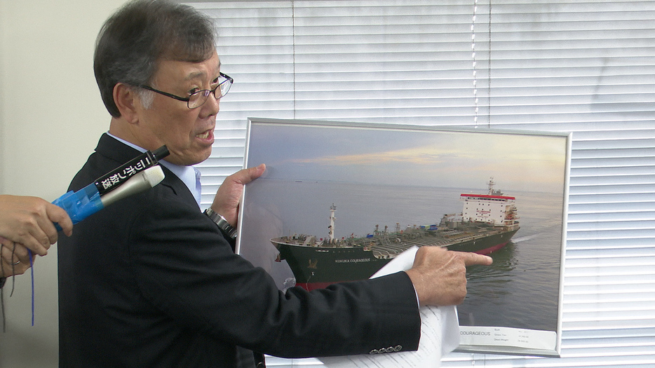 [画像]タンカーが攻撃を受けた場所について説明する堅田豊社長