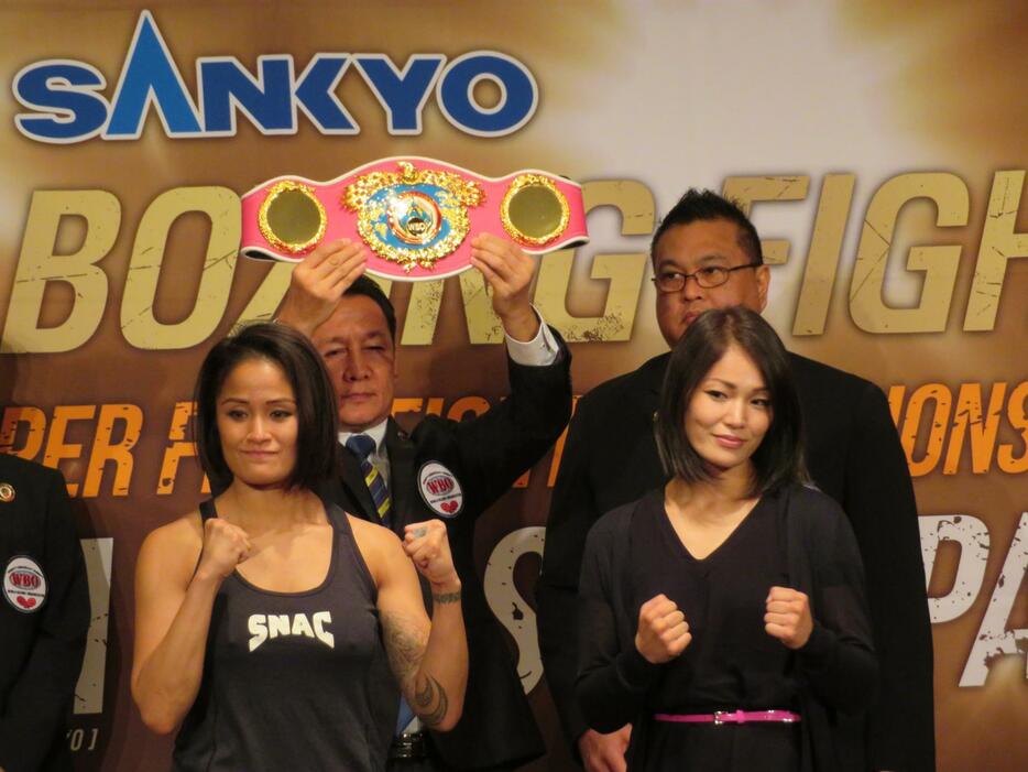 WBO女子世界スーパーフライ級王座決定戦を戦うモートン（左）は髪の毛を100グラム分切って計量クリア。吉田（右）は「世界王者にならなければならないたくさんの理由がある」と気合十分