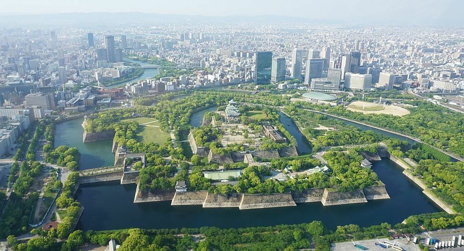 ［写真］G20大阪サミット開催時に一部臨時休止が発表された大阪城天守閣（中央）など（2018年4月撮影）