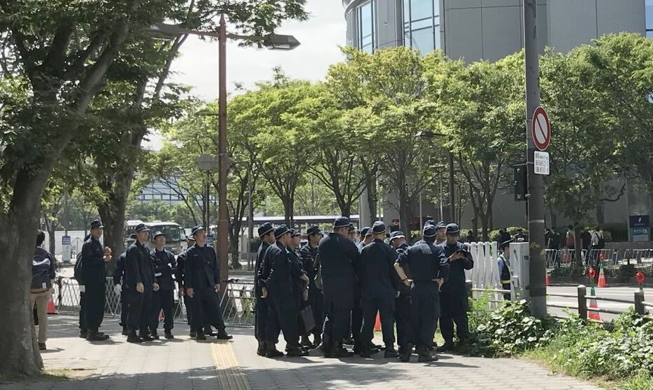 ［写真］咲洲は多くの警察官が警戒にあたる＝26日午前、大阪市住之江区で