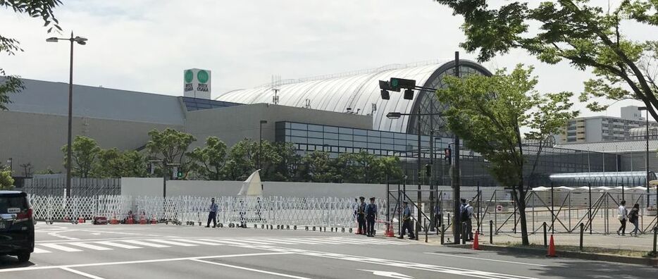 ［写真］インテックス大阪の周辺にはふだんはない高さ3メートルのフェンスが設置され、周囲は警戒にあたる全国各地の警察官の姿が＝26日午前、大阪市住之江区で