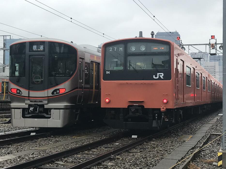 ［写真］車庫で323系と並ぶ201系