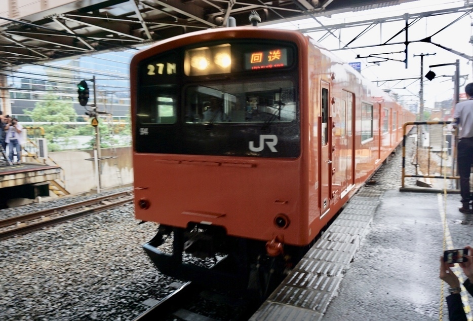 ［写真］京橋駅へ入線する200系車両。長いオレンジ一色の車両の歴史は幕を閉じた＝7日午前11時20分ごろ、JR京橋駅で