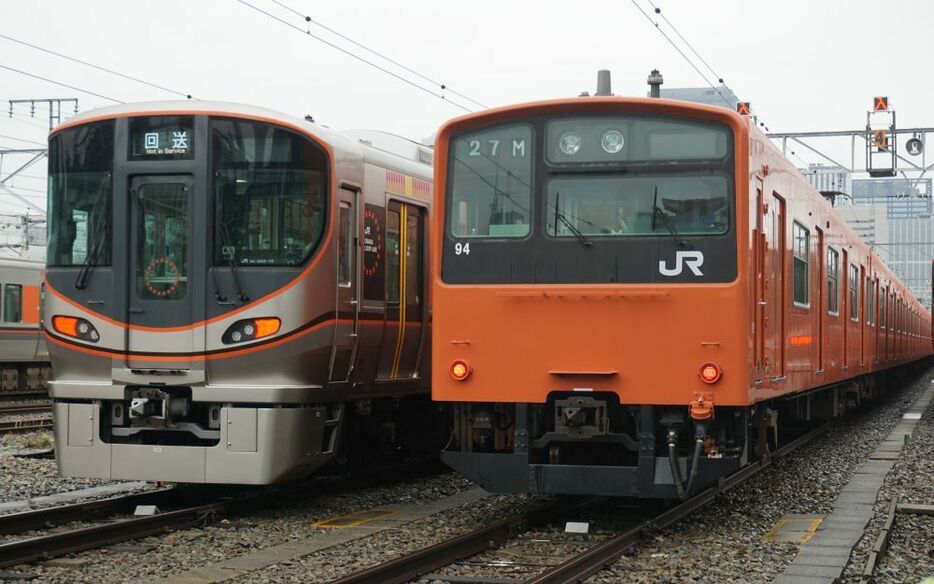 ［写真］大阪環状線の象徴とも言えるオレンジ一色の「201系」車両が7日、最終運行を迎えた。運行を終え、車庫では323系の隣に。同線は323系に車両が8日をもって全編成176両（8両×22編成）の投入完了となる＝7日午後、大阪市中央区で