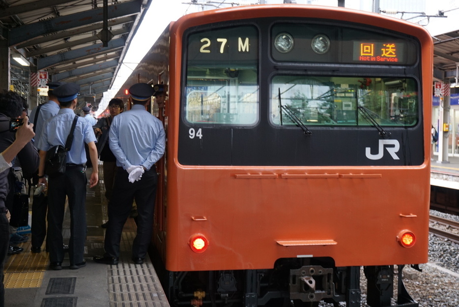 ［写真］最後の乗客を降ろし車庫へ向かう201系