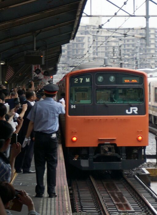 ［写真］京橋駅を後にする201系