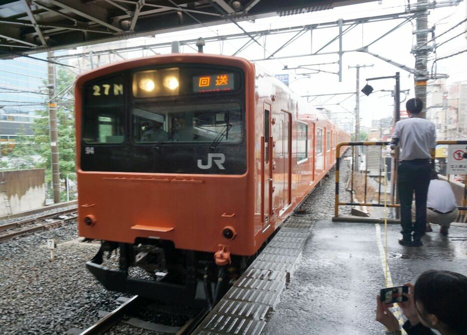 ［写真］京橋駅へ入線し、営業運行を終えようとしている201系