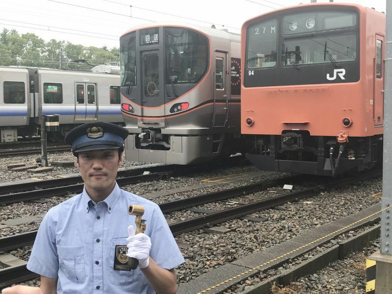 ［写真］201系最終運行を担当した坪本竜大運転士。この車両はブレーキなど運転士の腕が大事な車両だったという