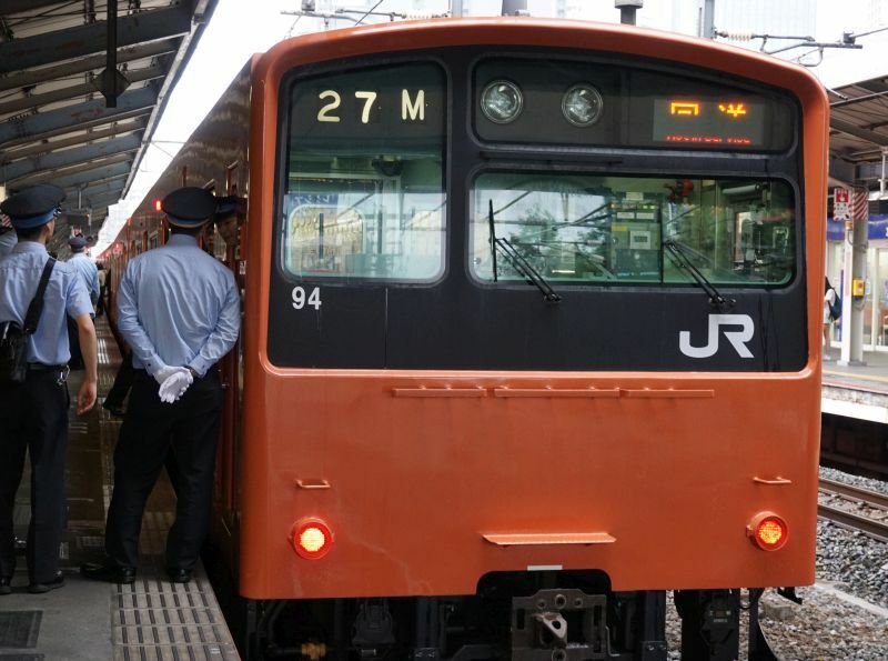 ［写真］京橋駅では乗客が拍手をする光景もみられた