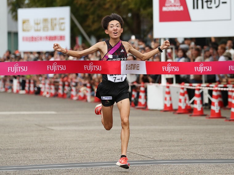 優勝のフィニッシュテープを切る國學院大のアンカー平林清澄（撮影・藤井みさ）