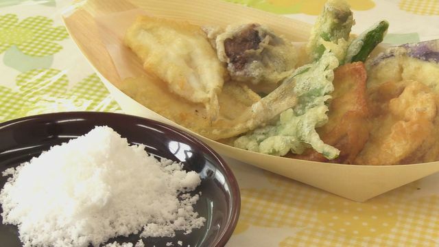 波松海岸で釣れるシロギスの天ぷらに海水から作った塩をかけて味わう(23日午前10時あわら市)