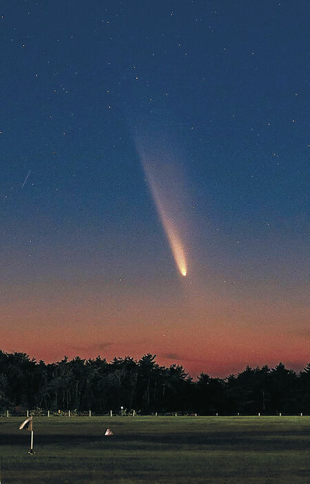 尾を引いて輝く紫金山・アトラス彗星＝１３日午後６時２６分、能登町柳田植物公園（「満天星」撮影）