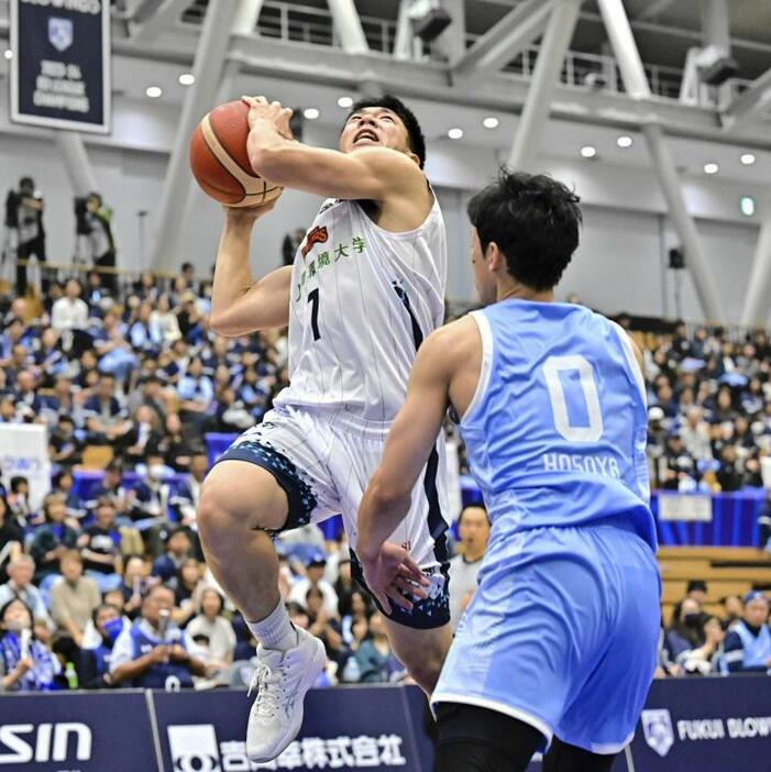 【福井―愛媛】第3クオーター、シュートを決める愛媛・青木＝セーレン・ドリームアリーナ（©B．LEAGUE）