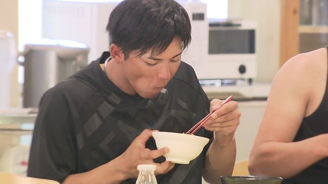 利き手の逆の左手で箸を持ち食事をする宗山塁選手