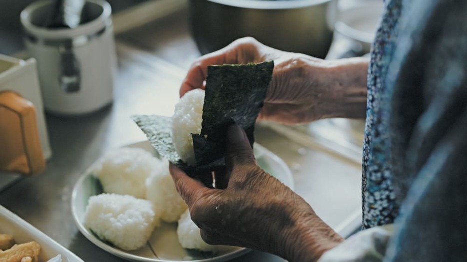 優しく握られたおむすびは、口の中でふんわりとほどける。（写真：『TAKASUTILE自分をHAPPYにする暮らし方:家づくり、畑仕事、日々の料理、おばあちゃんとの時間』より。以下すべて）