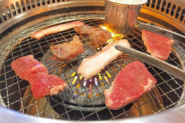 学校行事の後に行う打ち上げでよく利用するのは「焼肉食べ放題」　※画像はイメージです（photoAC）