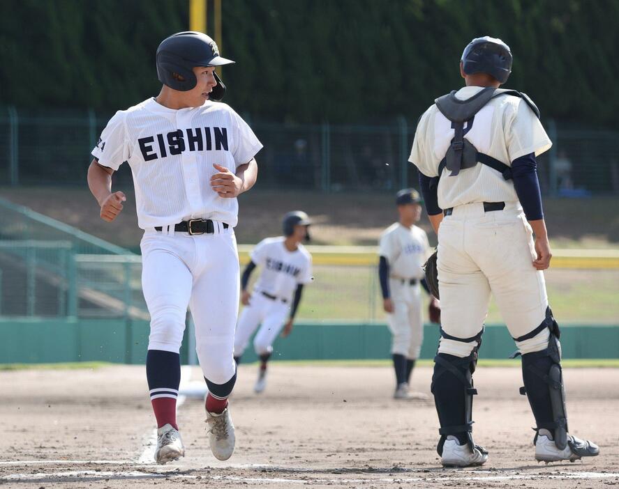 【出雲商―盈進】一回、盈進1死二、三塁、安間の遊ゴロの間に生還する三塁走者の城田㊧。捕手渡部