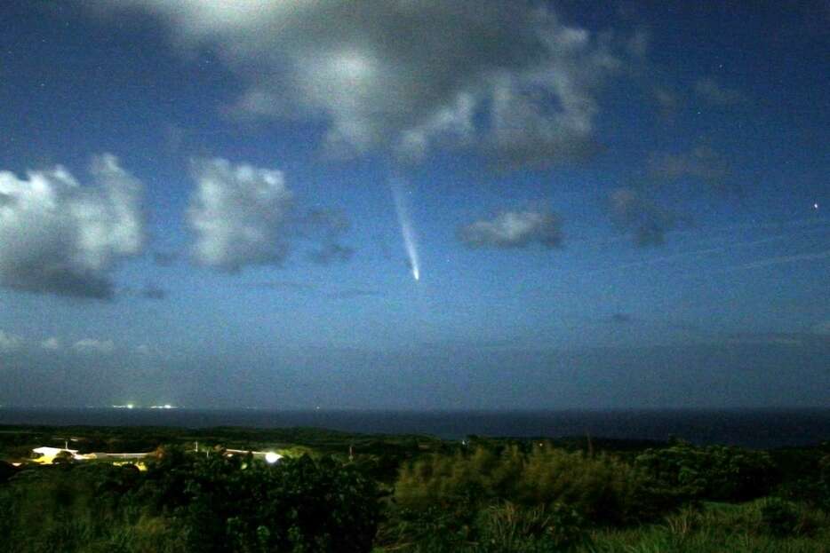 美しい尾を引く「紫金山・アトラス彗星」＝１４日午後６時半ごろ、中種子町（酒井房幸さん提供）