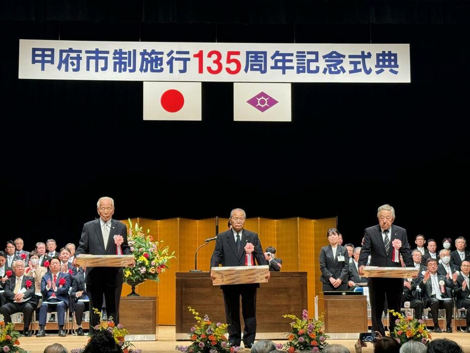 市政功労章を受章した佐藤一男さん、饗場紀典さん、幡野仁さん。