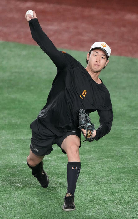 巨人対DeNA　試合前練習でキャッチボールする巨人山崎伊（撮影・鈴木みどり）