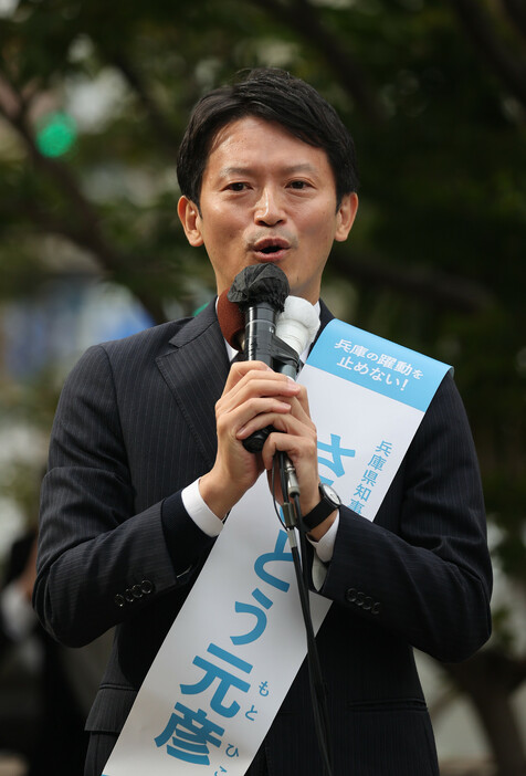 兵庫県知事選が告示され、第一声を上げる斎藤元彦前知事＝３１日午前、神戸市中央区