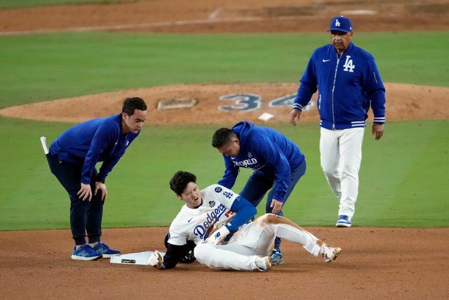 大谷翔平選手のケガに駆けつけるロバーツ監督(写真：AP/アフロ)