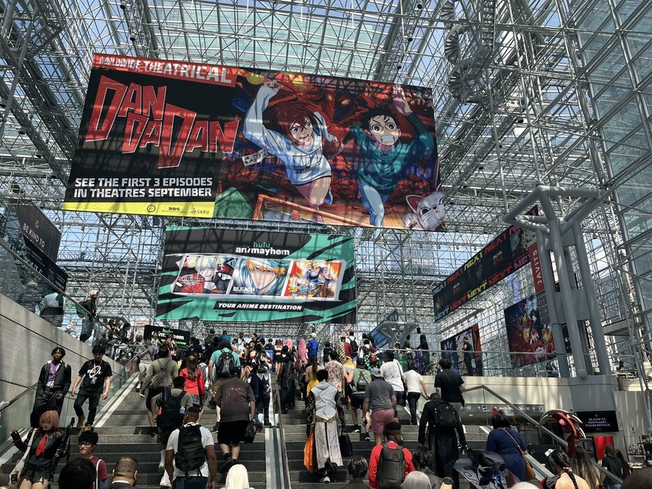 「Ａｎｉｍｅ　ＮＹＣ」に来場した人々（ｃ）龍幸伸／集英社・ダンダダン製作委員会