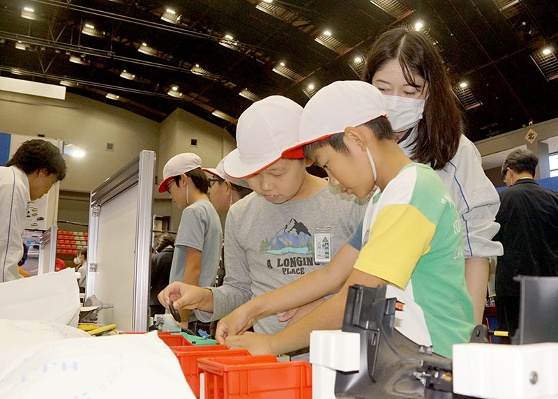 きたかみ・かねがさきテクノメッセ2024で、部品作りを体験する子どもたち