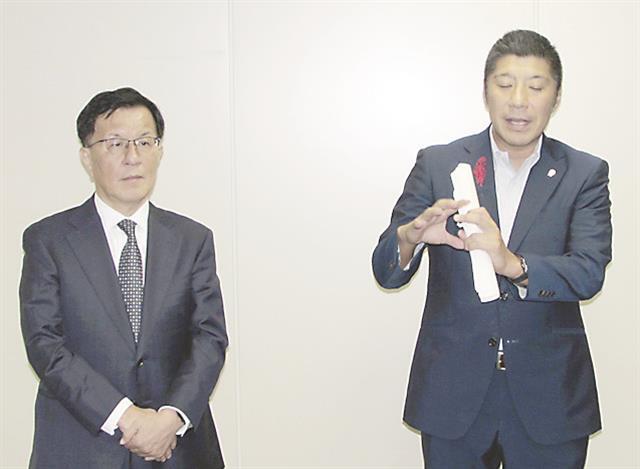 会見に応じる森市長（右）と伊藤学長