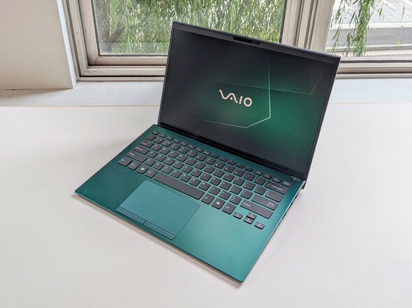 VAIO SX14-R（ディープエメラルド：写真はUSキーボードのカスタマイズモデル）