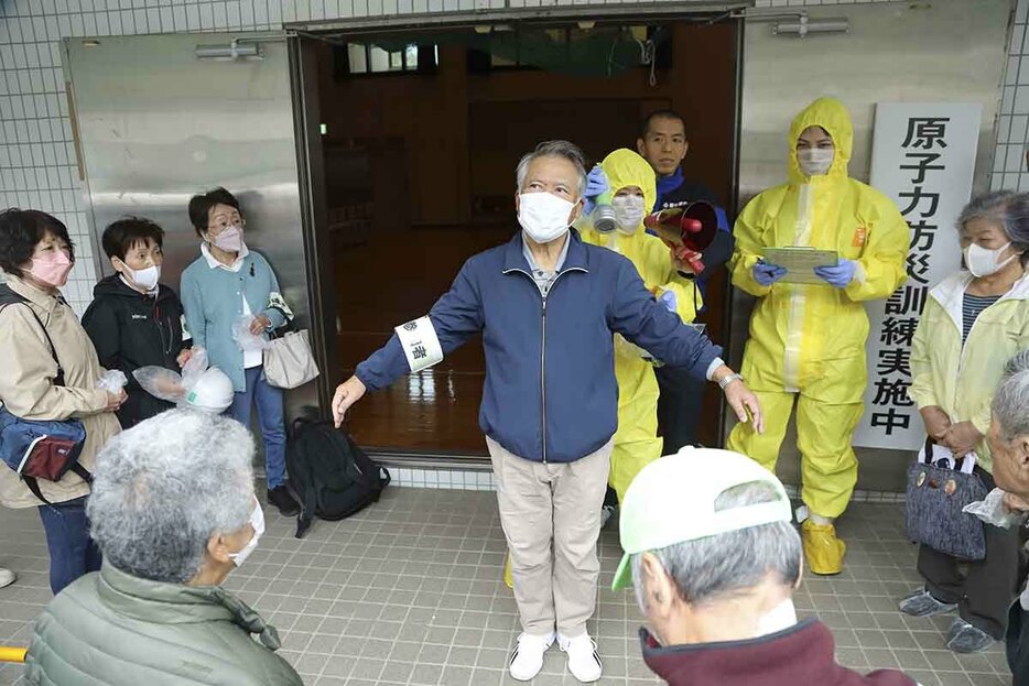 衣服などに付着した放射性物質を探知する方法なども説明された原子力防災訓練＝２９日、横須賀市長浦町