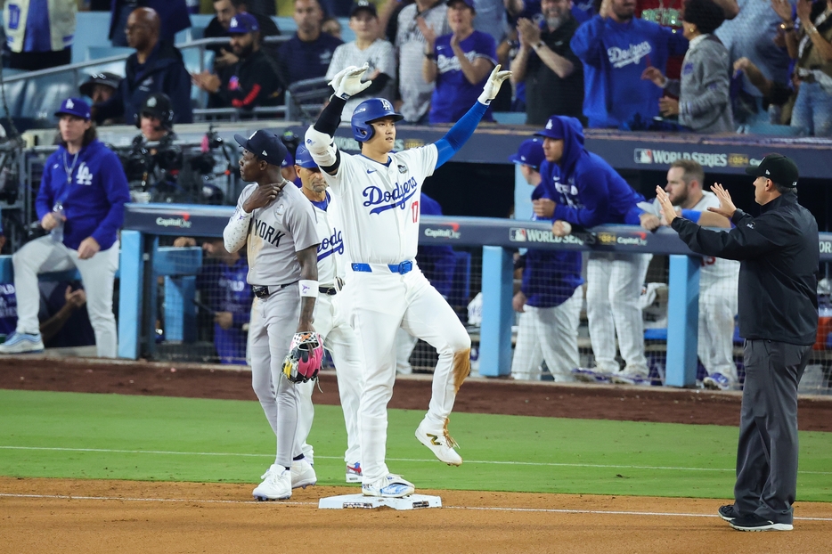 塁に出てポーズを決めるドジャースの大谷翔平。(C)Getty Images