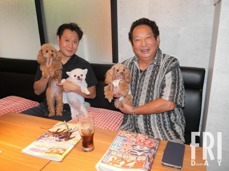 愛犬とともに「ぜひお店に来てください！」と語るアンカツ。左は息子の駿佑氏