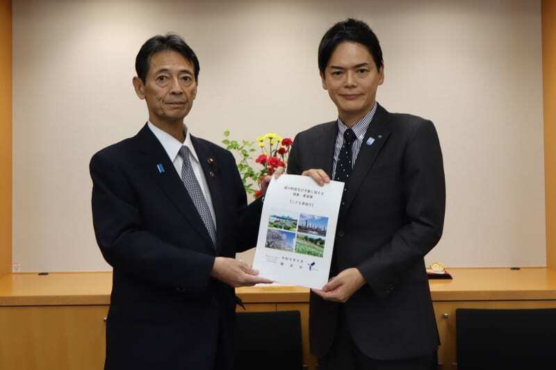 こども家庭庁で国の支援拡充を求める横浜市の山中竹春市長（横浜市提供）