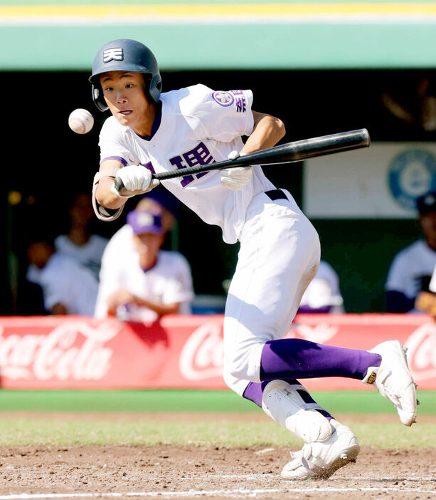 ５回、セーフティーバントを決める天理・赤埴（カメラ・義村　治子）