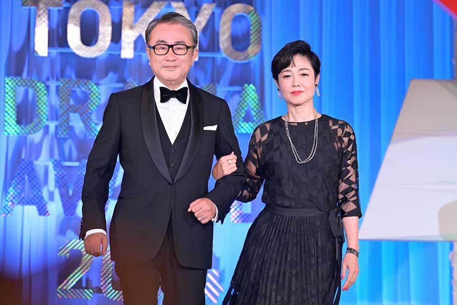 授賞式で司会を務めた三谷幸喜氏と有働由美子アナ【写真：ENCOUNT編集部】