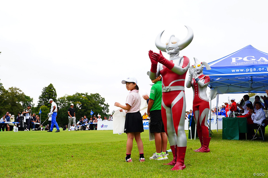 ナイスショットに拍手を送るウルトラの父とウルトラの母