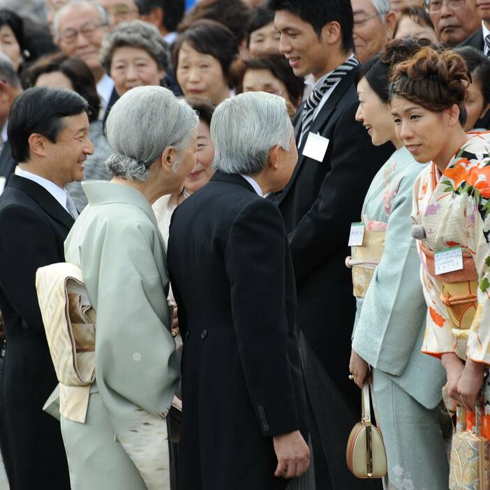 3連覇を果たした吉田沙保里選手。3歳からレスリングを始めた話に驚かれた上皇陛下 ／（C）JMPA