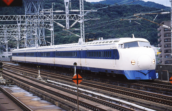 やはり新幹線といえば0系。その姿は四国の鉄道に色々影響を及ぼした（坪内政美撮影）。