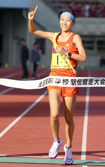 女子1位でフィニッシュする埼玉栄のアンカー根岸彩花＝埼玉県熊谷市の熊谷スポーツ文化公園陸上競技場で2024年10月30日、橋本政明撮影