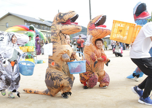 玉入れで逃げるカゴを追いかける幼獣たち