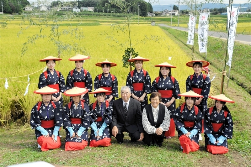 抜穂式に臨んだ添田さん（前列左から４人目）や妻益子さん（同５人目）ら