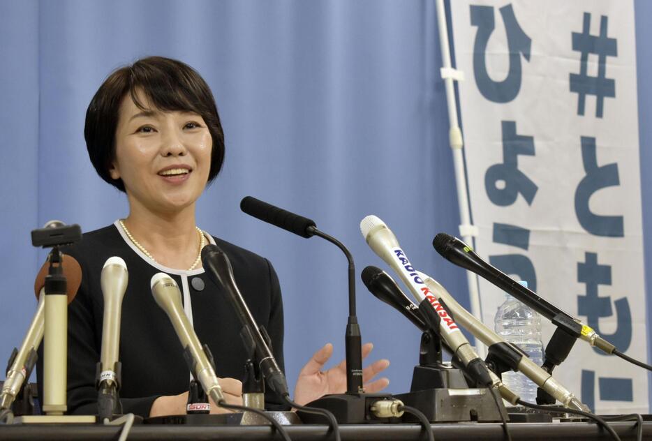 記者会見で兵庫県知事選への立候補を正式表明する稲村和美氏＝8日午後、兵庫県庁