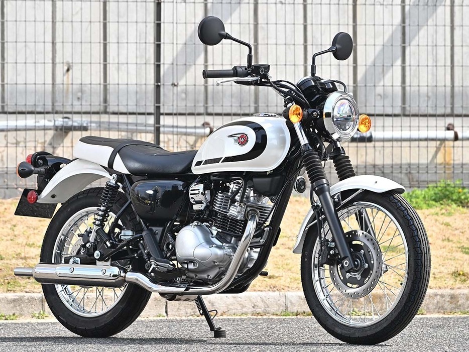 2024年3月のモーターサイクルショーの際に撮影されたW230。生産モデルでも大きな変更はないように見られる。