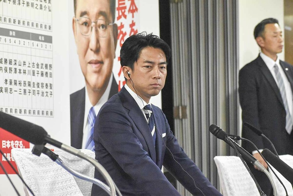 衆院選の開票結果を見つめる小泉進次郎選対委員長＝２７日午後８時ごろ、東京・永田町の自民党本部