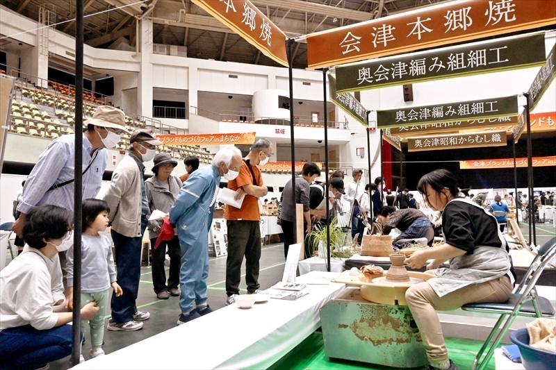 伝統工芸の実演に見入る来場者