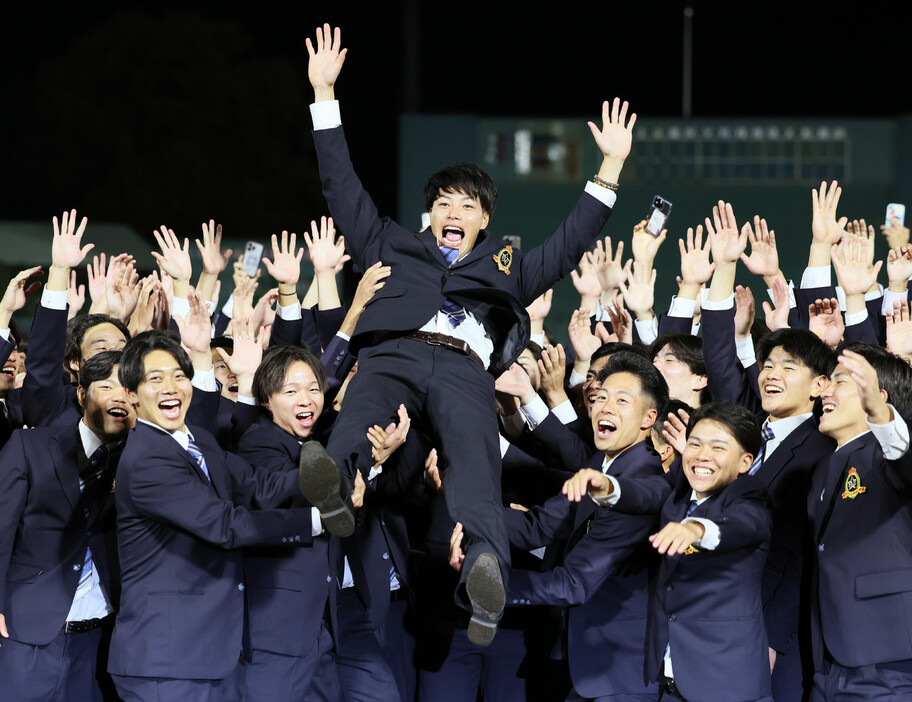 オリックスが交渉権を獲得し、胴上げされる富士大の麦谷祐介外野手（中央）＝２４日、岩手県花巻市